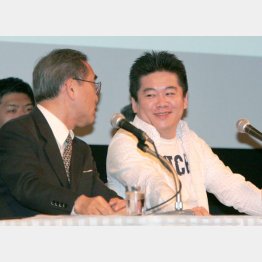 共同会見でホリエモンに話しかける亀渕氏（Ｃ）日刊ゲンダイ