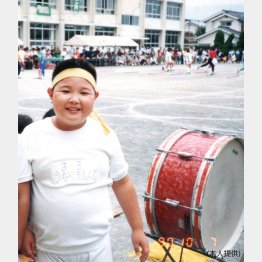 小学校で１度だけ参加できた運動会で１位（提供写真）