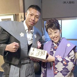 16年2月の「節分会」で元ボクシング世界チャンピオンの内山高志選手と／（提供写真）