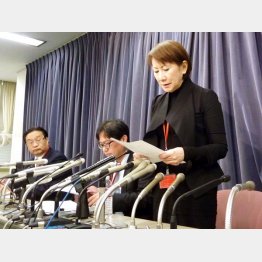 記者会見で謝罪する「てるみくらぶ」の山田千賀子社長（Ｃ）共同通信社