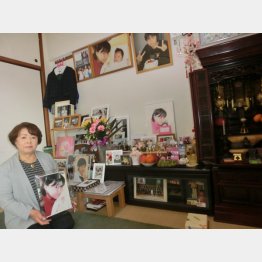 恵さんの遺影を胸に当時を語る母・とも子さん（提供写真）