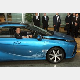 政府へ納車されるＦＣＶ『ＭＩＲＡＩ』に試乗する安倍首相（Ｃ）日刊ゲンダイ