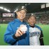 ウイニングボールを手に栗山監督（右）とポーズをとる村田（Ｃ）共同通信社
