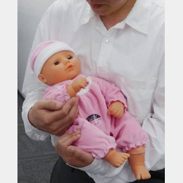 フランスベッドの赤ちゃん型ロボット「泣き笑いたあたん」（Ｃ）日刊ゲンダイ