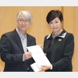 「築地」を連呼した小池知事（左は小島座長）／（Ｃ）日刊ゲンダイ