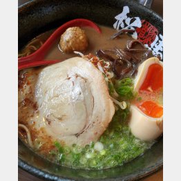 「とんこつ松馬」の“珠玉の黒玉ラーメン”／（Ｃ）日刊ゲンダイ