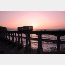 日本海に沈む夕日（山陰本線）／（提供写真）