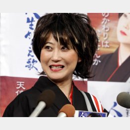 演歌歌手・水谷千重子になり切る友近（Ｃ）日刊ゲンダイ