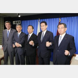 岸田政調会長（右から２人目）は思惑通り／（Ｃ）日刊ゲンダイ
