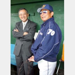 仰木監督と談笑する宮内オーナー（Ｃ）日刊ゲンダイ