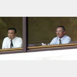 中村勝広ＧＭ（左）と観戦する宮内オーナー（Ｃ）日刊ゲンダイ