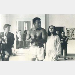 康芳夫氏（右）とモハメド・アリ／（提供写真）