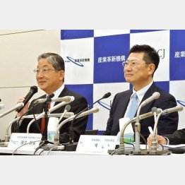 経産省の“下請け”で東芝へ出資(産業革新機構の志賀会長=左と勝又社長)/(C)共同通信社