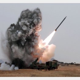 26日に短距離ミサイルを発射したばかり(写真は16年3月の同タイプのロケット)(C)朝鮮中央通信=共同