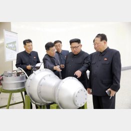 「水爆」とみられる物体を視察する北朝鮮の金正恩朝鮮労働党委員長（右から２人目）／（Ｃ）朝鮮通信＝共同