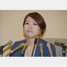 新代表に就任した荒木千陽都議（Ｃ）日刊ゲンダイ