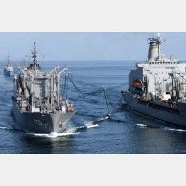 ０３年、テロ特措法に基づき米艦船（右）に洋上給油する海上自衛隊の補給艦「ときわ」（Ｃ）共同通信社