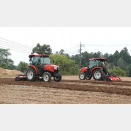 右のトラクターが自動運転（クボタ提供）