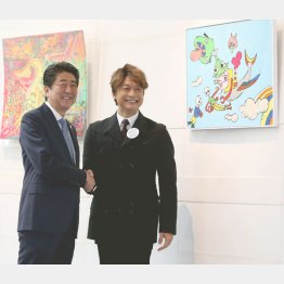 安倍首相と握手する香取慎吾（Ｃ）日刊ゲンダイ
