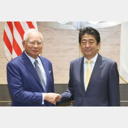 APEC首脳会議でマレーシアのナジブ首相と固い握手（Ｃ）代表取材・共同