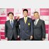 右から原監督、平岡、鵜飼部長（中部学院大提供）