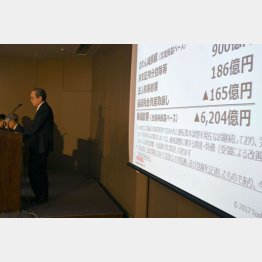 “シャープ救済”で苦い経験（写真は東芝の綱川社長会見）／（Ｃ）日刊ゲンダイ