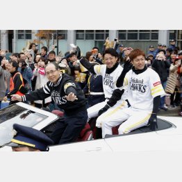 優勝パレードで手を振る（左から）王会長、内川、柳田（Ｃ）共同通信社