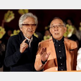 映画「家族はつらいよ２」の山田洋次監督（左）と橋爪功／（Ｃ）日刊ゲンダイ