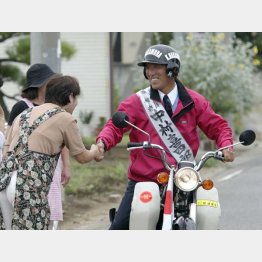 選挙期間中は原付バイクで毎日３００キロを走り回る（Ｃ）日刊ゲンダイ