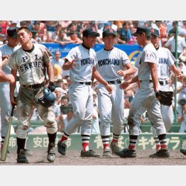 ９８年８月、甲子園準々決勝の延長十七回の幕切れ（右から２人目が松坂）／（Ｃ）共同通信社