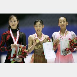 ２００５年全日本選手権で左から３位の荒川、優勝の村主、２位の浅田（Ｃ）共同通信社