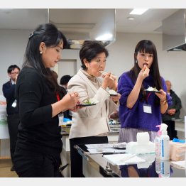 刺し身を食べてアピール（Ｃ）共同通信社