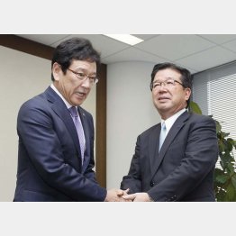 社長を辞任した須江紗和オーナー（右）と握手する栗山監督／（Ｃ）共同通信社