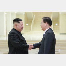 握手する金正恩と韓国大統領府の鄭義溶国家安保室長（５日、平壌＝朝鮮中央通信撮影・共同）