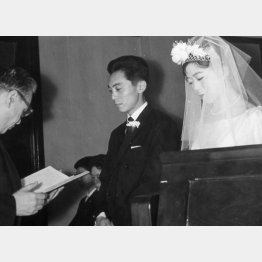 １９６１年に結婚。右は妻で女優の平木久子さん、中央は倉本氏（Ｆ.Ｃ.Ｓ.提供）