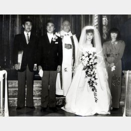 松田聖子、神田正輝の結婚式（１９８５年６月）で仲人を務めた渡夫妻（右が俊子夫人）／（Ｃ）日刊ゲンダイ