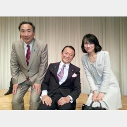 満面の笑みを浮かべる籠池前理事長、長女・町浪氏と写る麻生大臣（菅野完氏・赤澤竜也氏提供）