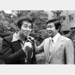 石原裕次郎（右）と渡哲也／（Ｃ）共同通信社