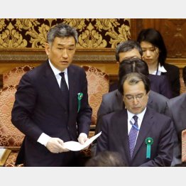 ２０１７年３月には武内国際局長（左）と迫田国税庁長官が参考人招致された／（Ｃ）日刊ゲンダイ