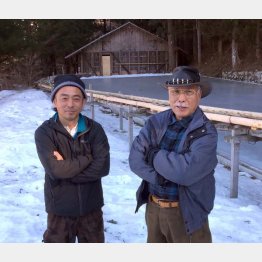 右が山本雄一郎氏（左は息子の仁一郎氏。氷池の奥に見えるのが氷室）（Ｃ）日刊ゲンダイ