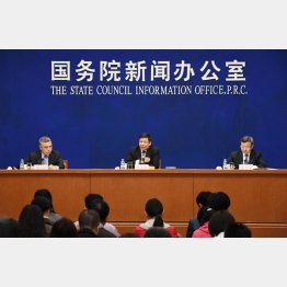 北京で記者会見する中国の朱光耀財政次官（中央）と王受文商務次官（右）（Ｃ）共同通信社