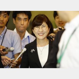 笑顔で辞任した稲田元防衛相（Ｃ）日刊ゲンダイ