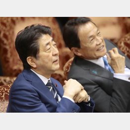 ふんぞり返った態度(C)日刊ゲンダイ