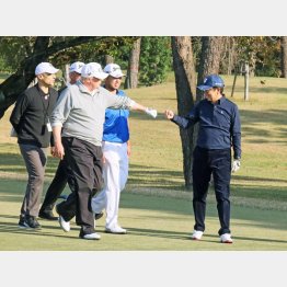 ゴルフに興じている場合か(内閣広報室提供)