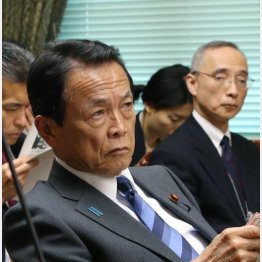 麻生財務相と太田理財局長（奥）／（Ｃ）日刊ゲンダイ