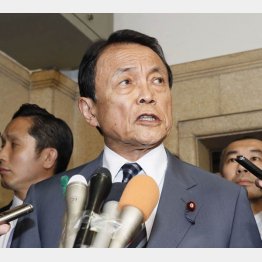 福田淳一事務次官の辞任を発表する麻生財務相（Ｃ）共同通信社