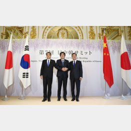 （左から）中国の李克強首相、安倍首相、韓国の文在寅大統領（Ｃ）共同通信社