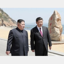 中国遼寧省大連で会談に臨む中国の習近平国家主席（右）と北朝鮮の金正恩朝鮮労働党委員長（Ｃ）新華社＝共同