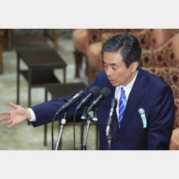 野党の質問に答える柳瀬元秘書官（Ｃ）日刊ゲンダイ