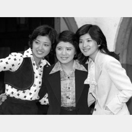 ３人娘は１９７７年に卒業式会見（Ｃ）共同通信社